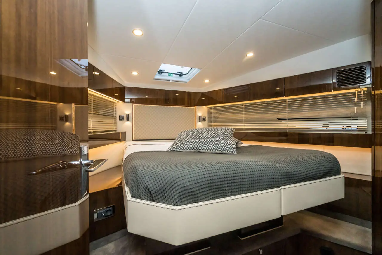 Fairline Squadron 50 Interior image 9