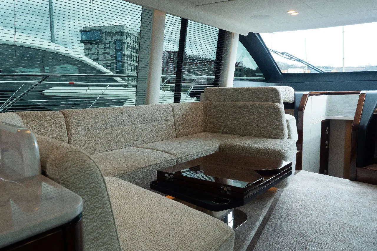 Fairline Squadron 68 Interior image 1