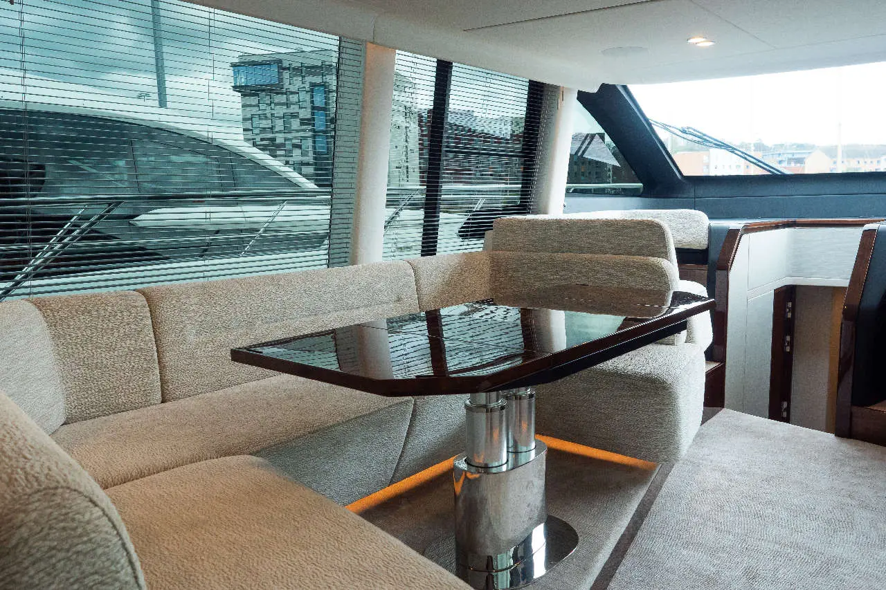 Fairline Squadron 68 Interior image 2
