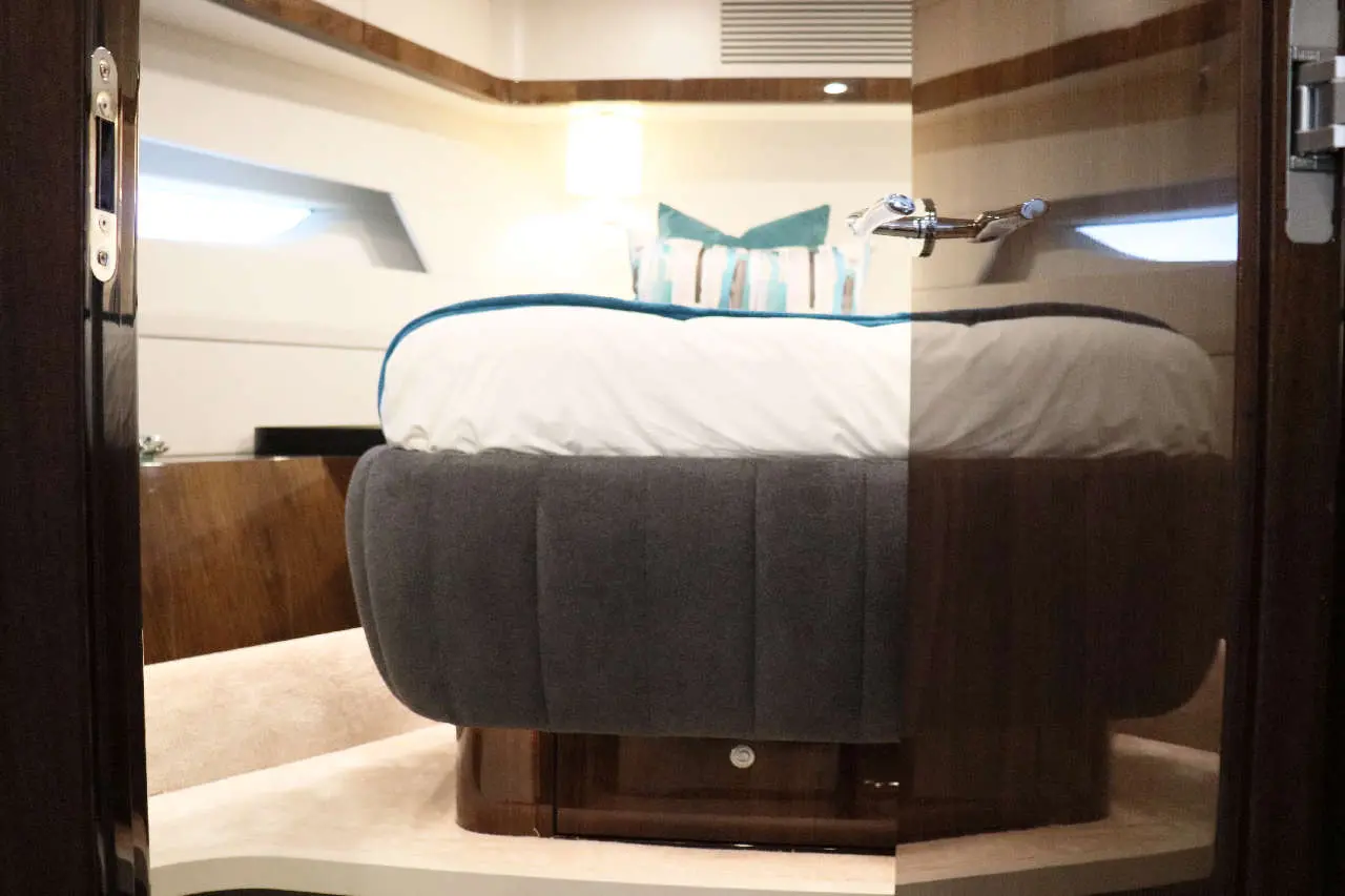Fairline Squadron 68 Interior image 20