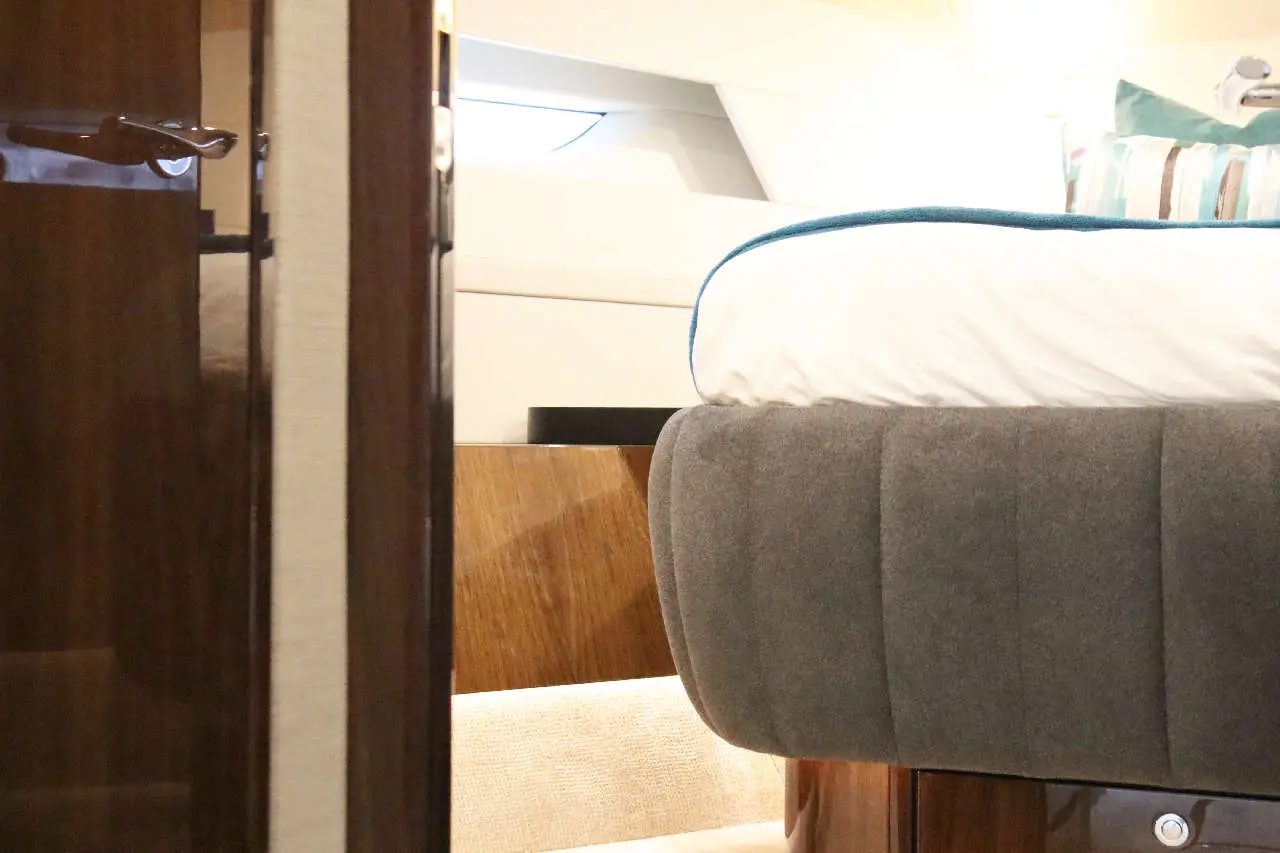 Fairline Squadron 68 Interior image 22