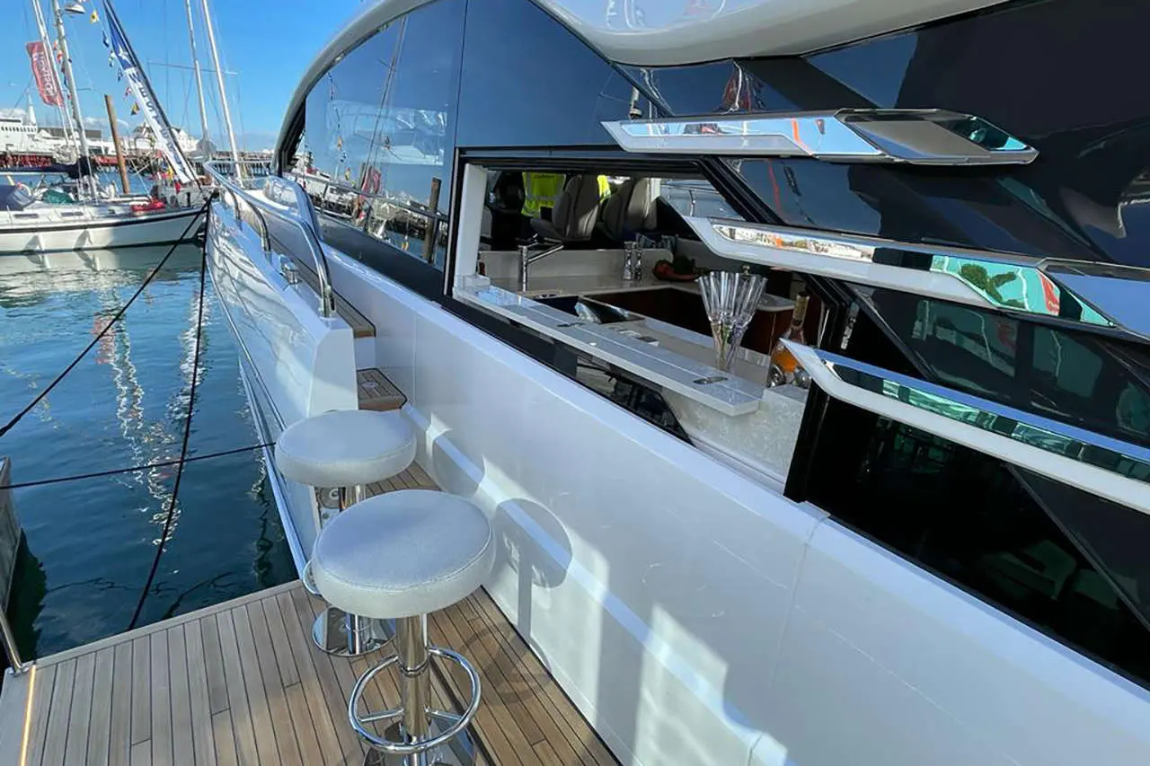 Fairline Squadron 58 Interior image 2