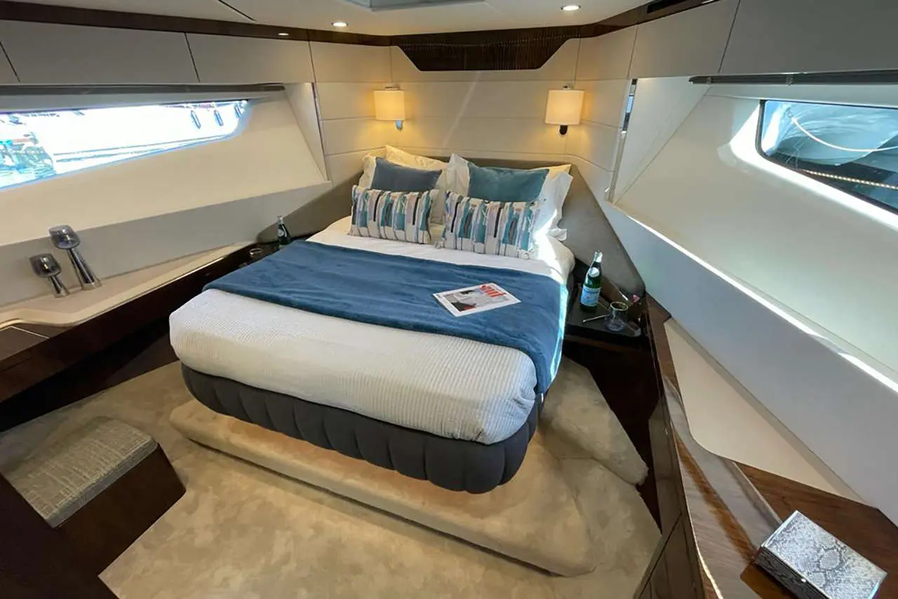 Fairline Squadron 58 Interior image 5