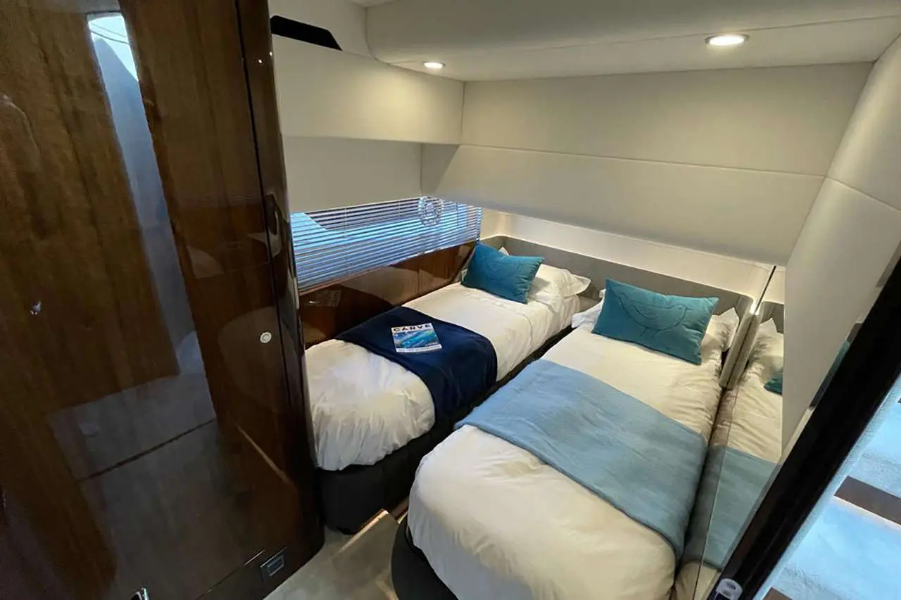 Fairline Squadron 58 Interior image 6