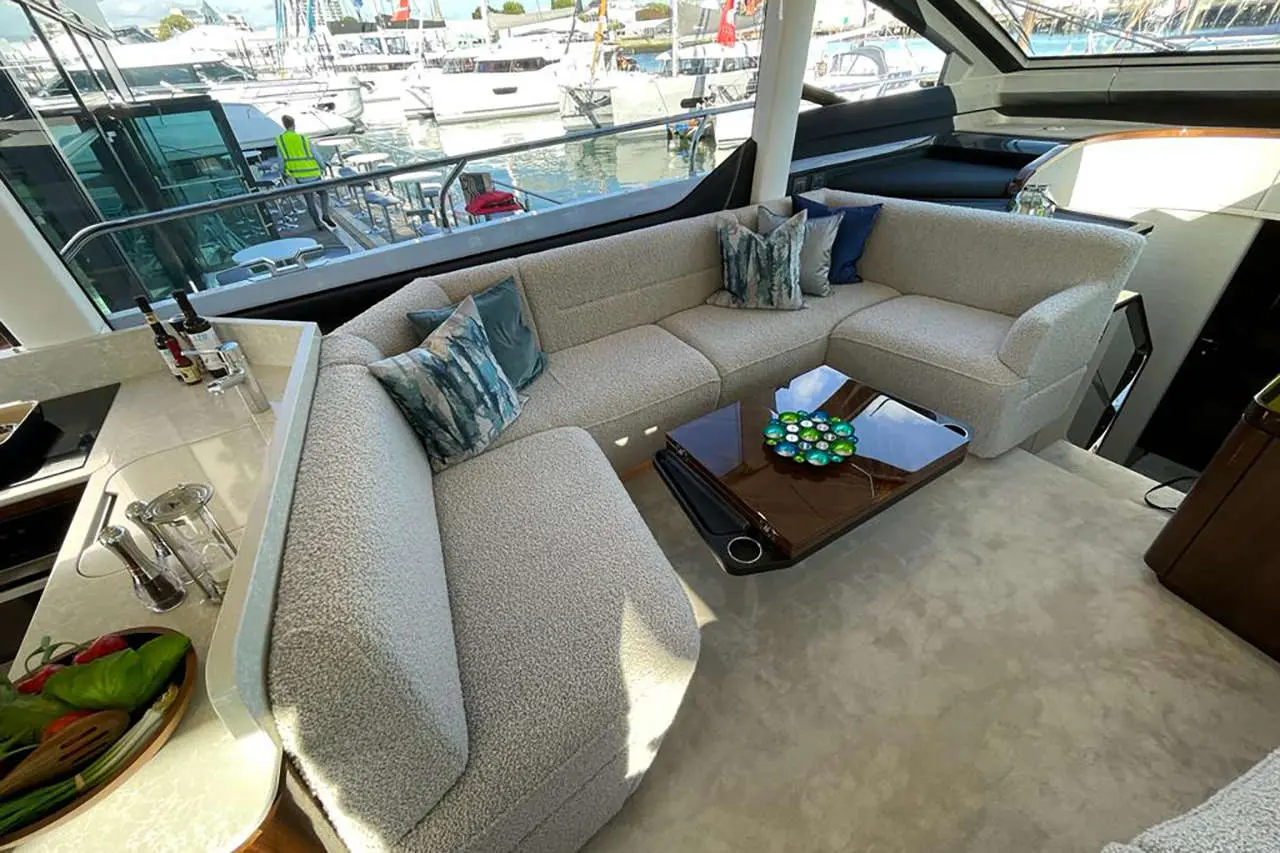 Fairline Squadron 58 Interior image 7