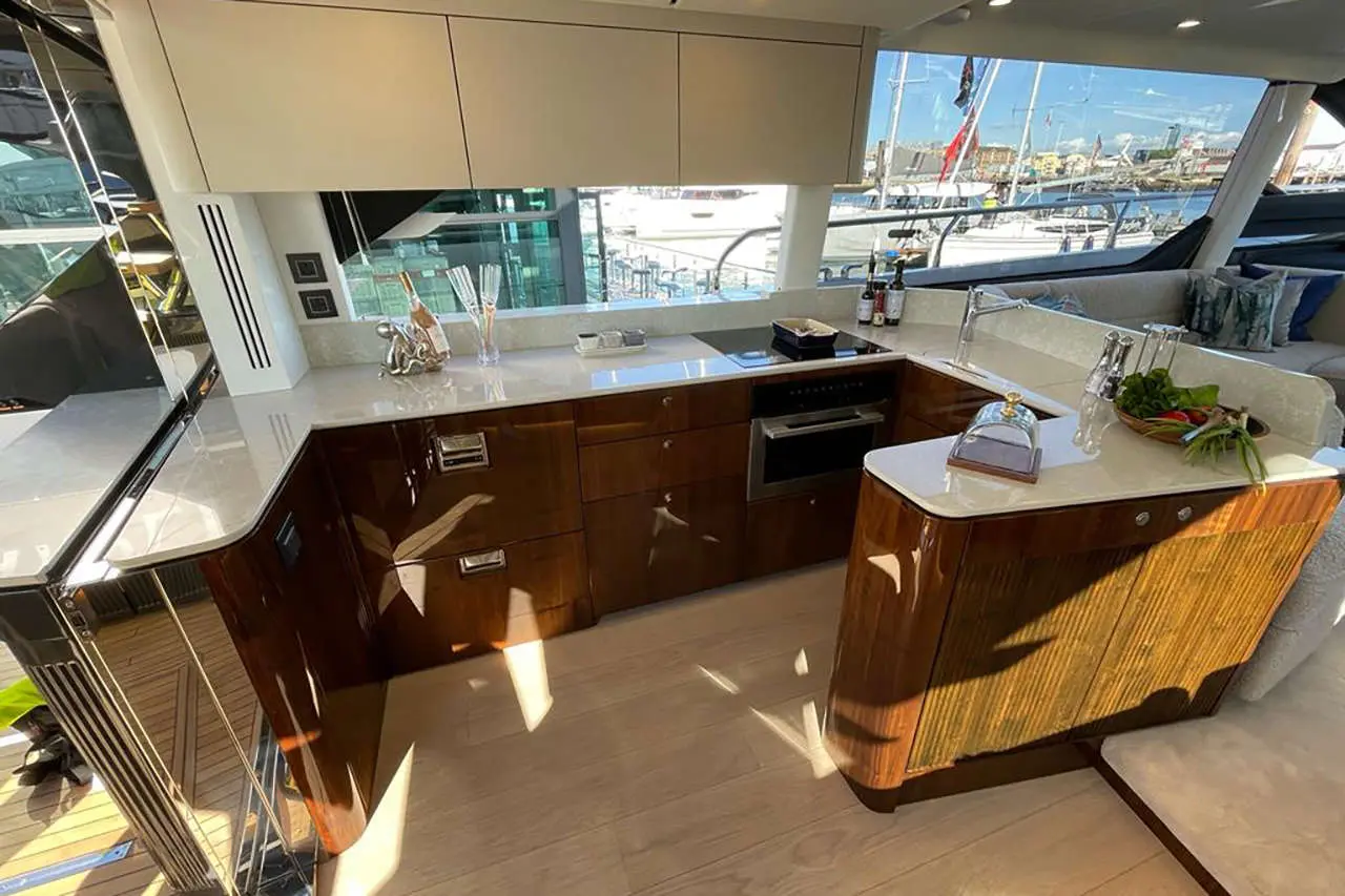 Fairline Squadron 58 Interior image 8