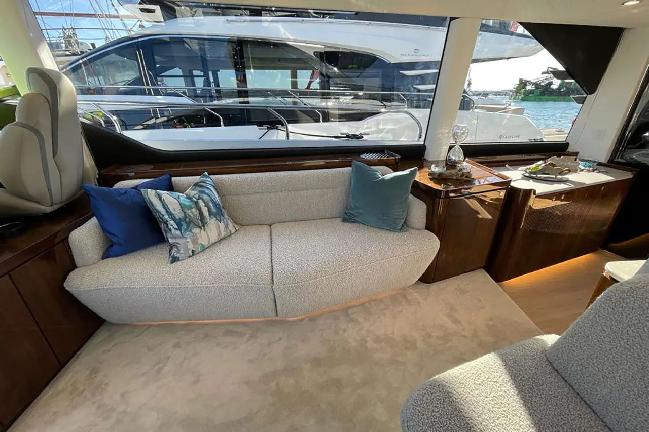 Fairline Squadron 58 Interior image 9