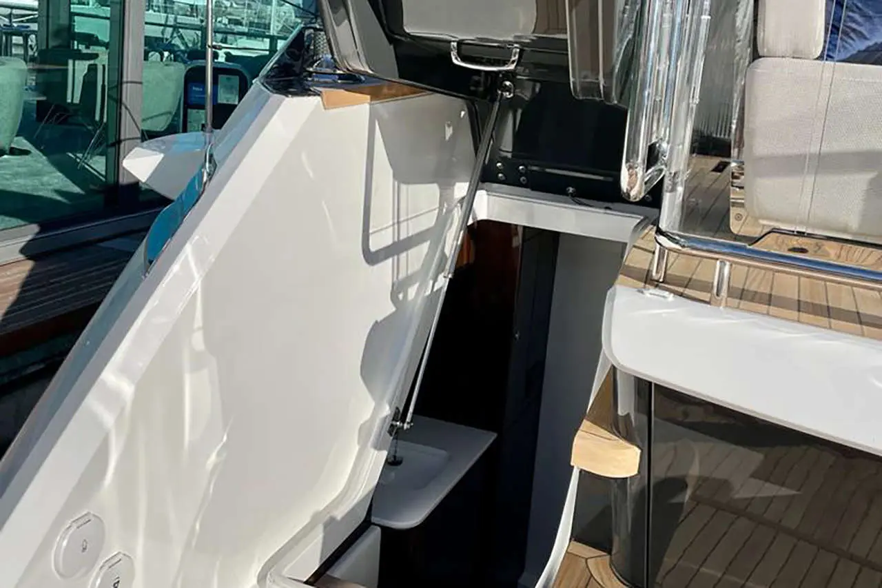 Fairline Squadron 58 Interior image 10