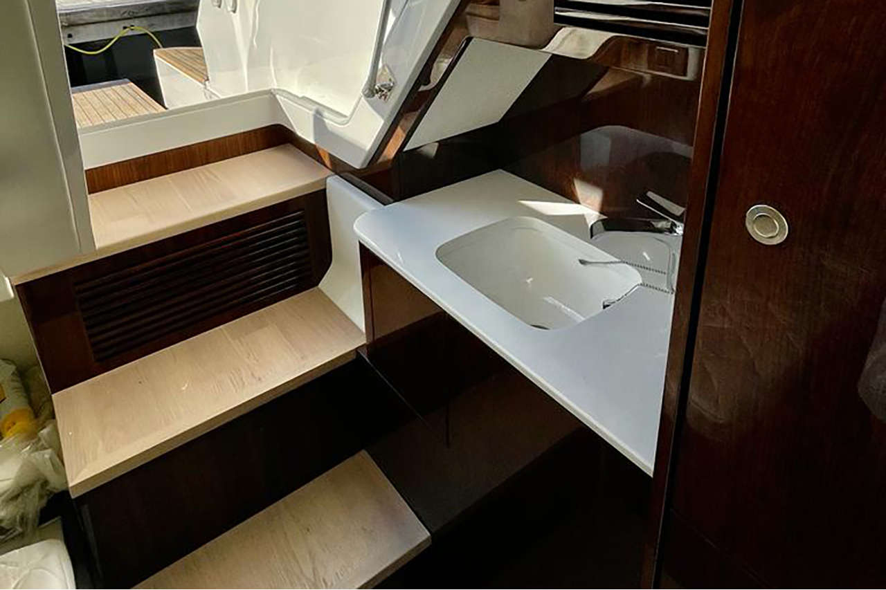 Fairline Squadron 58 Interior image 13
