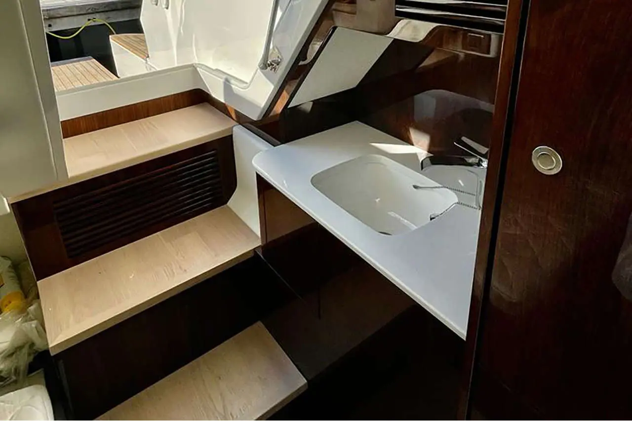Fairline Squadron 58 Interior image 13