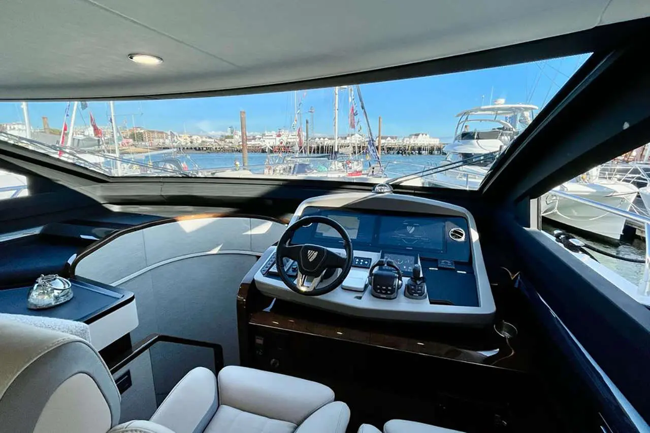 Fairline Squadron 58 Interior image 14