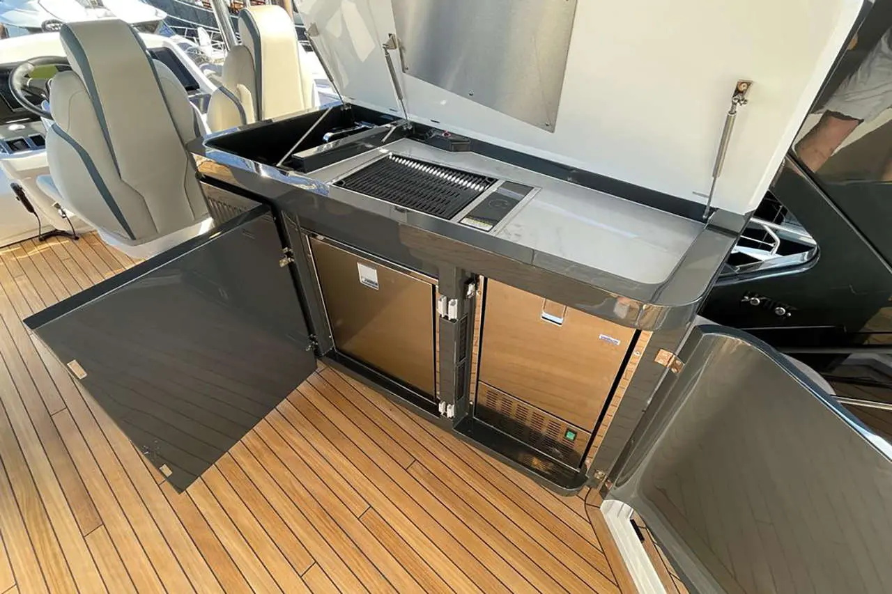 Fairline Squadron 58 Interior image 16
