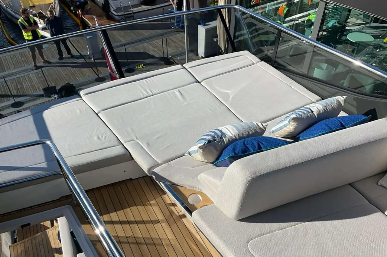 Fairline Squadron 58 Interior image 17