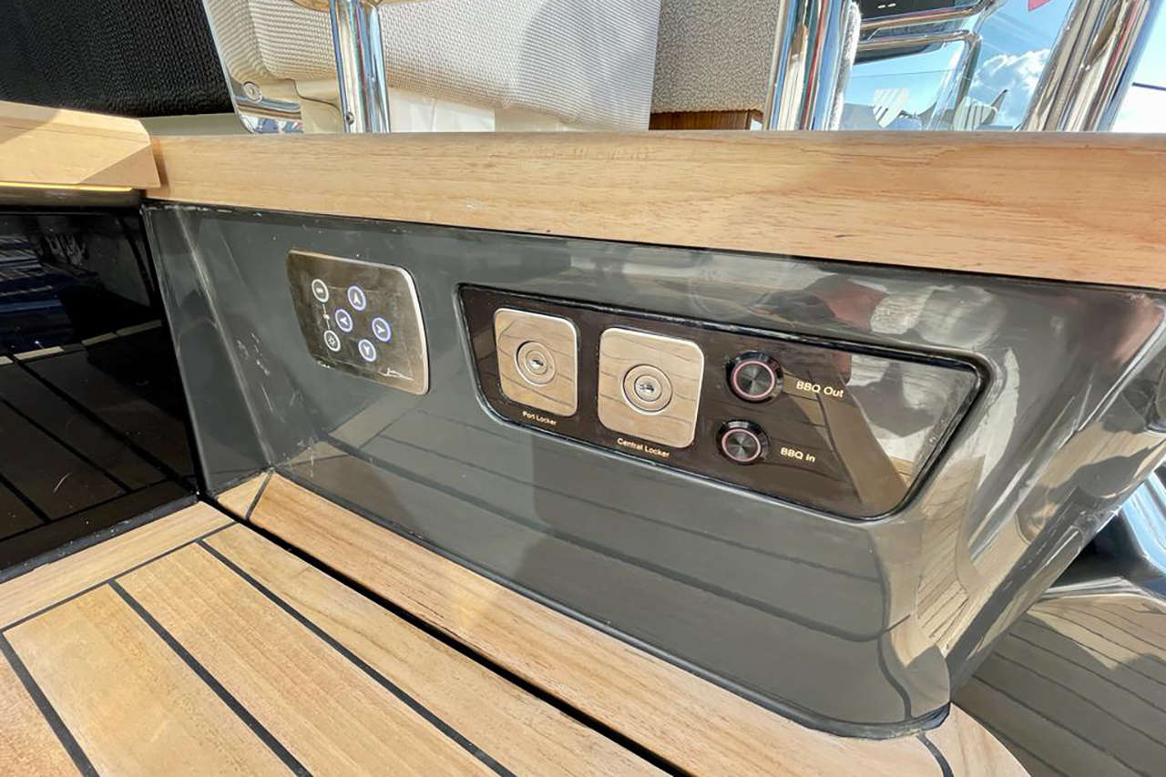 Fairline Squadron 58 Interior image 20