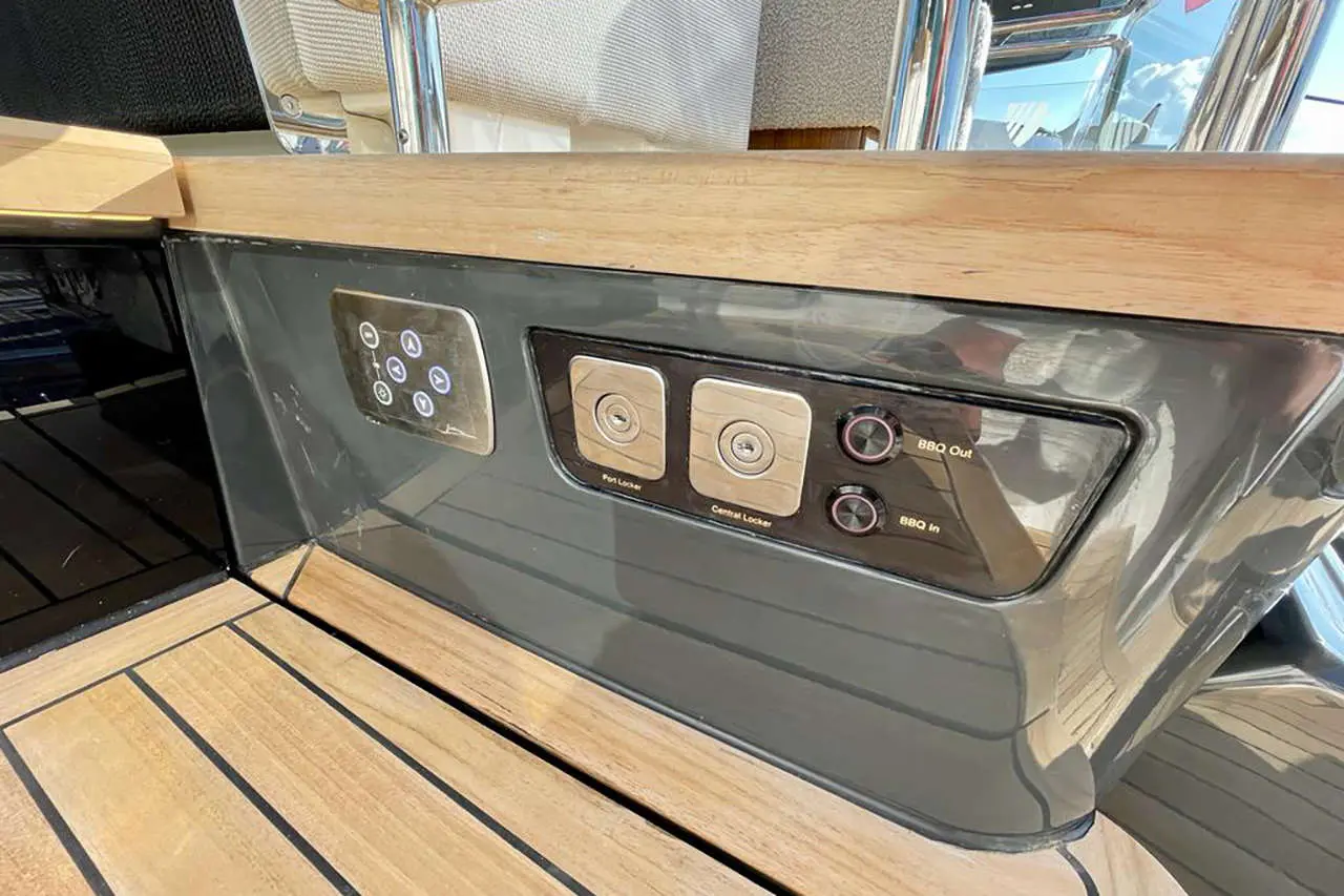 Fairline Squadron 58 Interior image 20