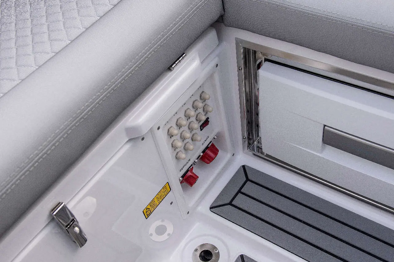 Flipper 650 DC Interior image 6