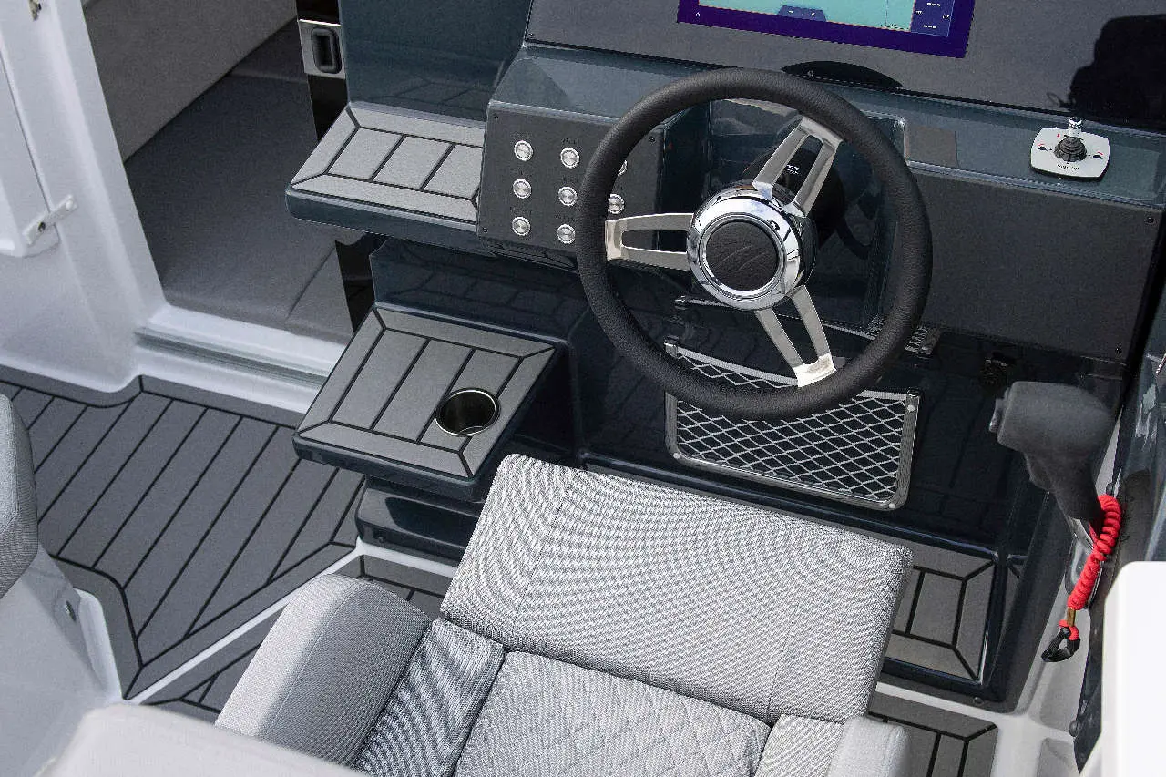 Flipper 650 DC Interior image 7