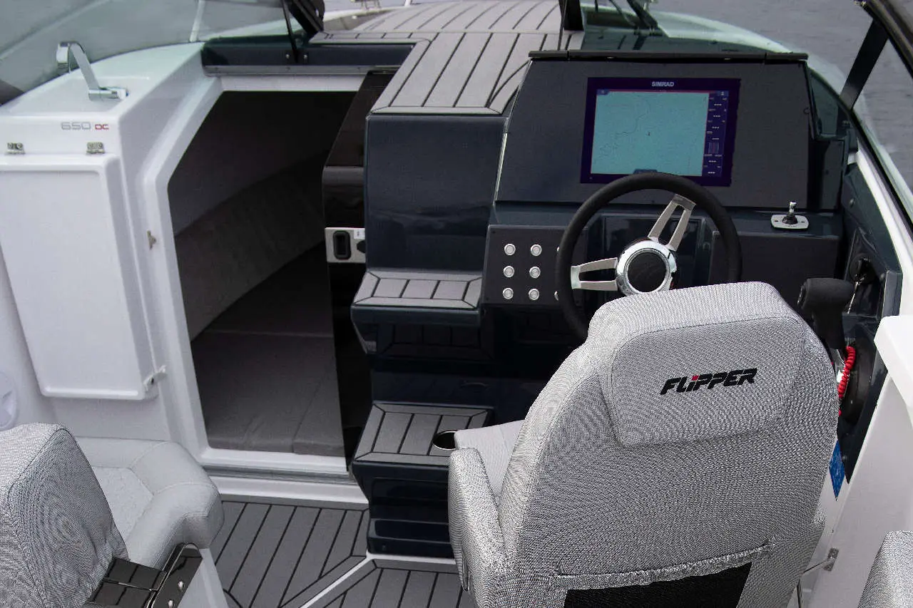Flipper 650 DC Interior image 12