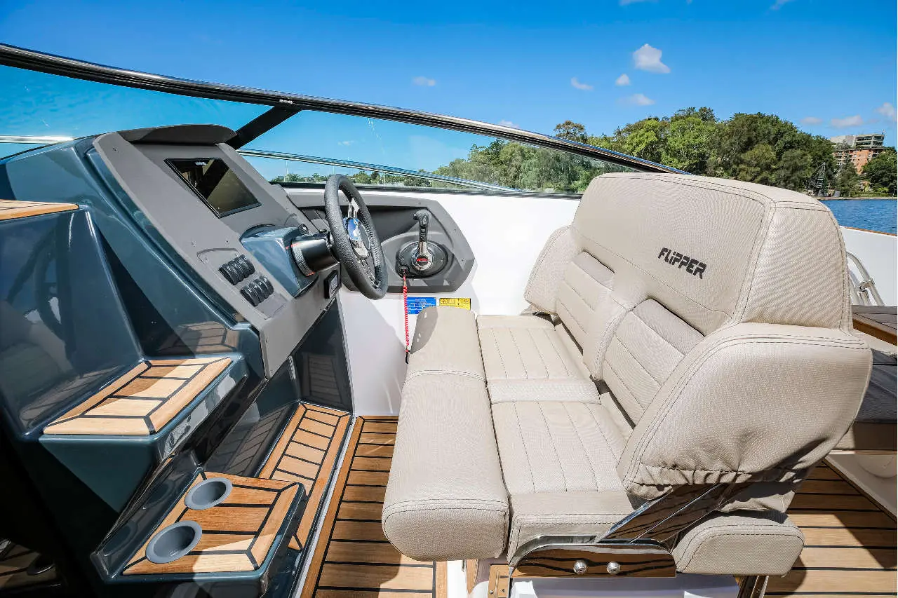 Flipper 800 DC Interior image 5