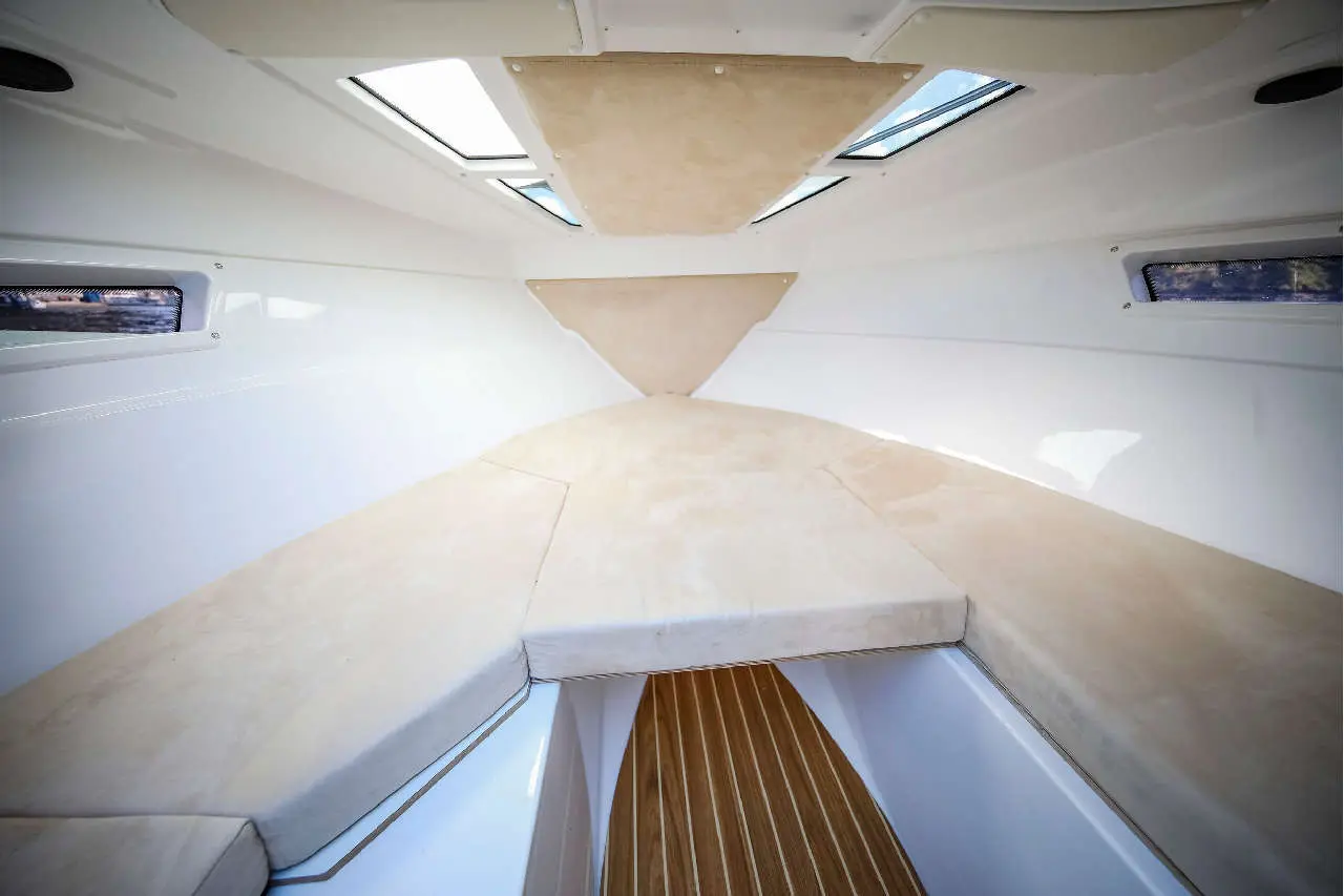 Flipper 800 DC Interior image 7
