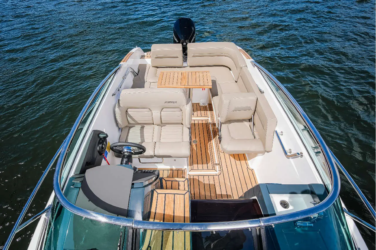 Flipper 800 DC Interior image 8
