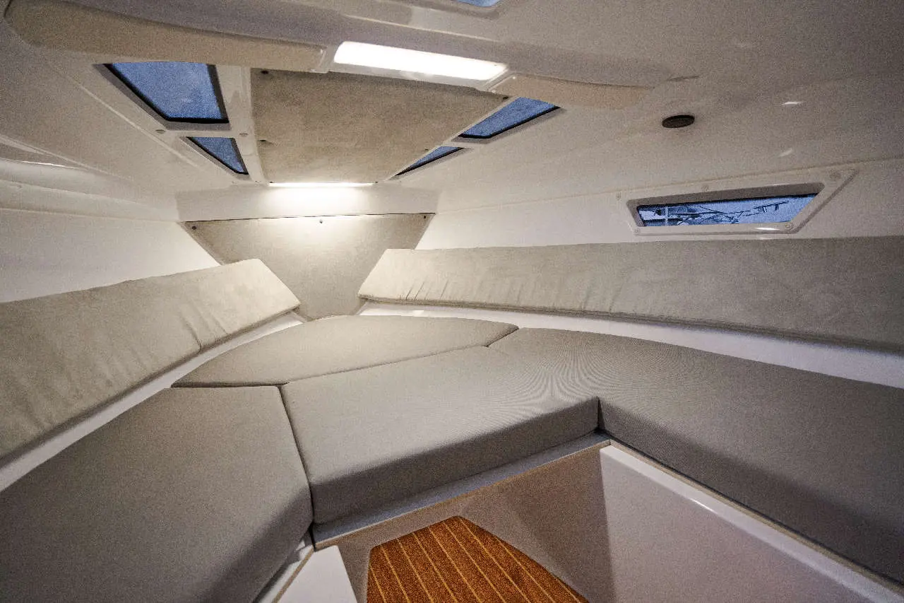 Flipper 800 DC Interior image 12