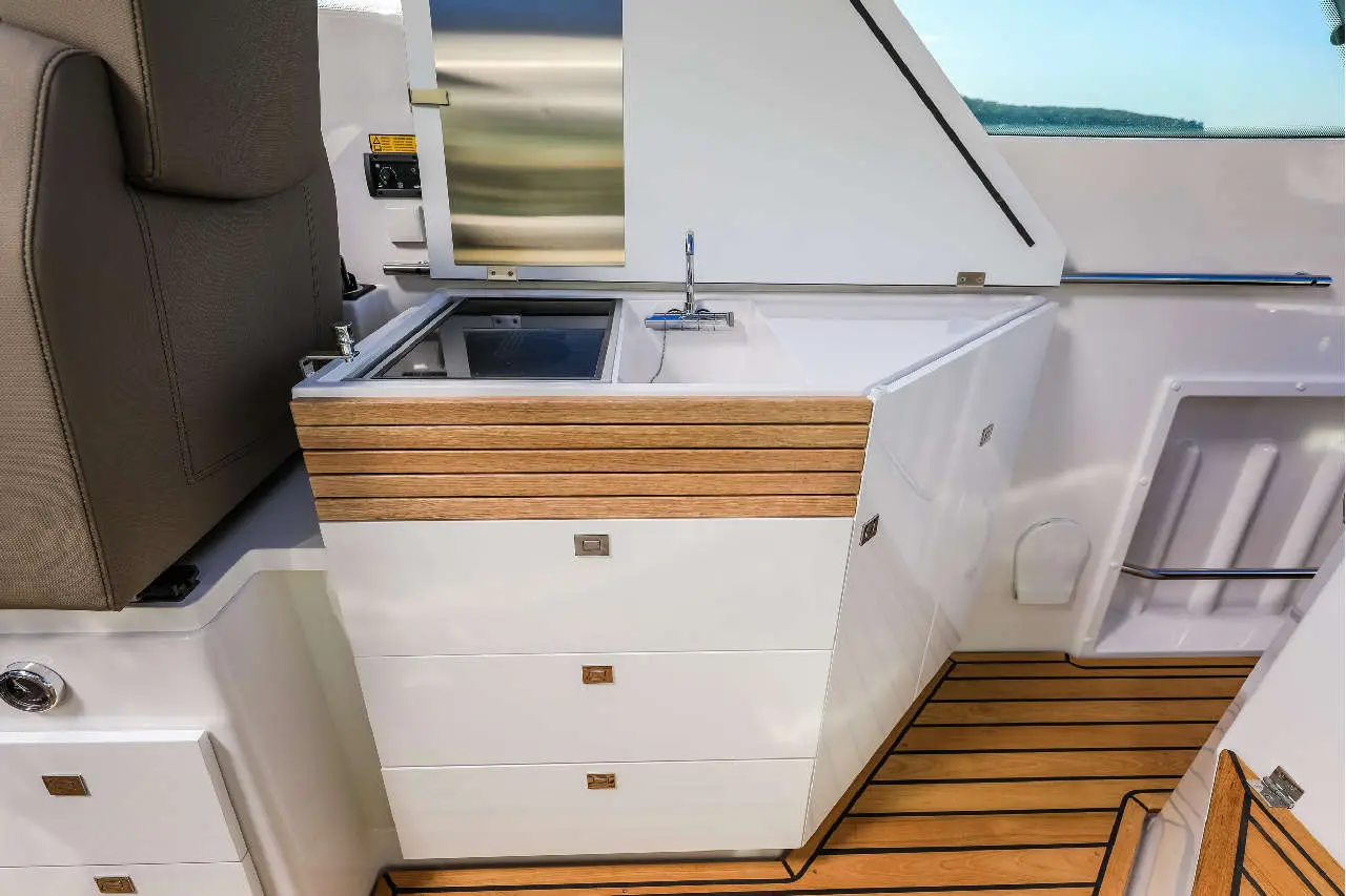 Flipper 900 ST Interior image 3