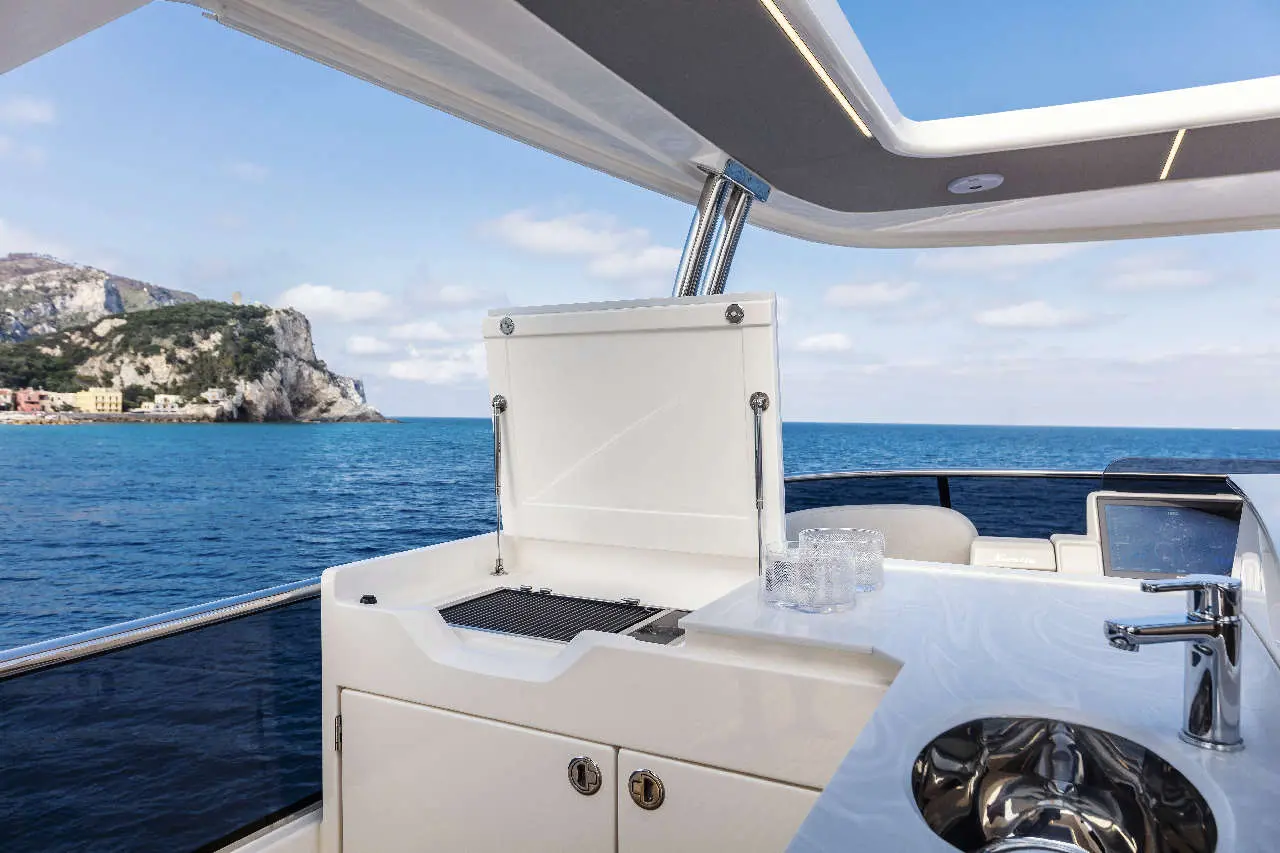 Absolute Navetta 68 Lifestyle image 3