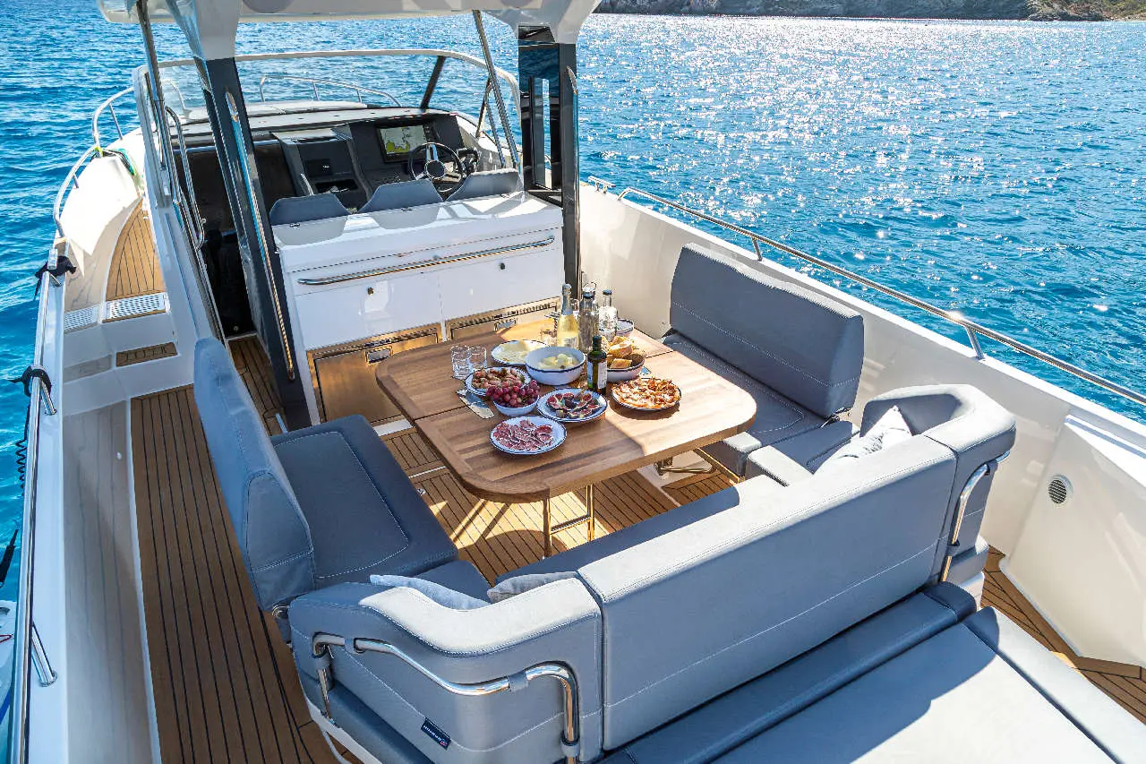 Nimbus Tender 11 Interior image 5