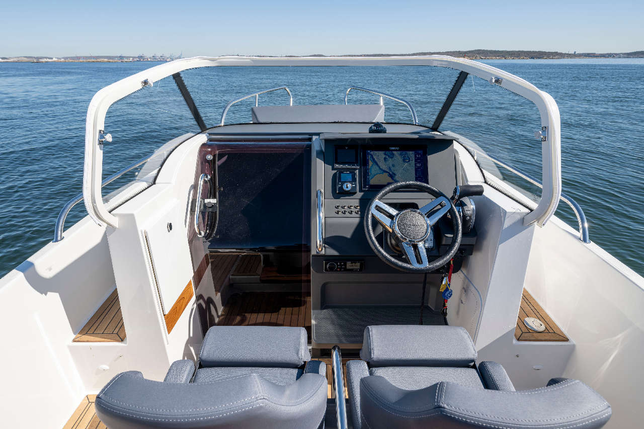 Nimbus Tender 8 Interior image 8