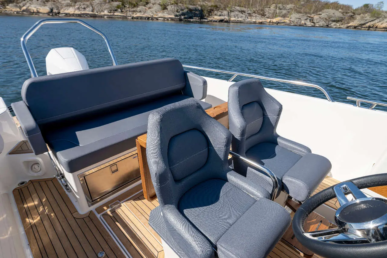 Nimbus Tender 8 Interior image 9