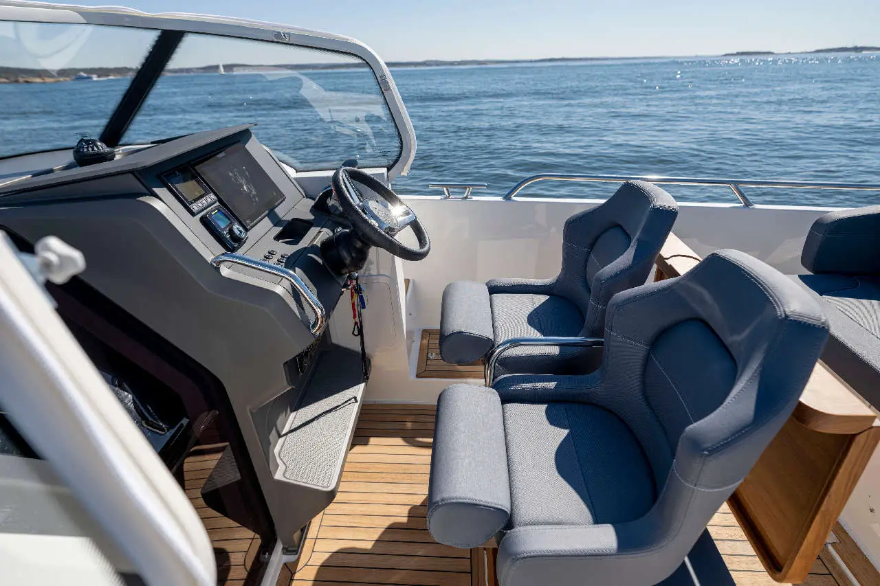Nimbus Tender 8 Interior image 12