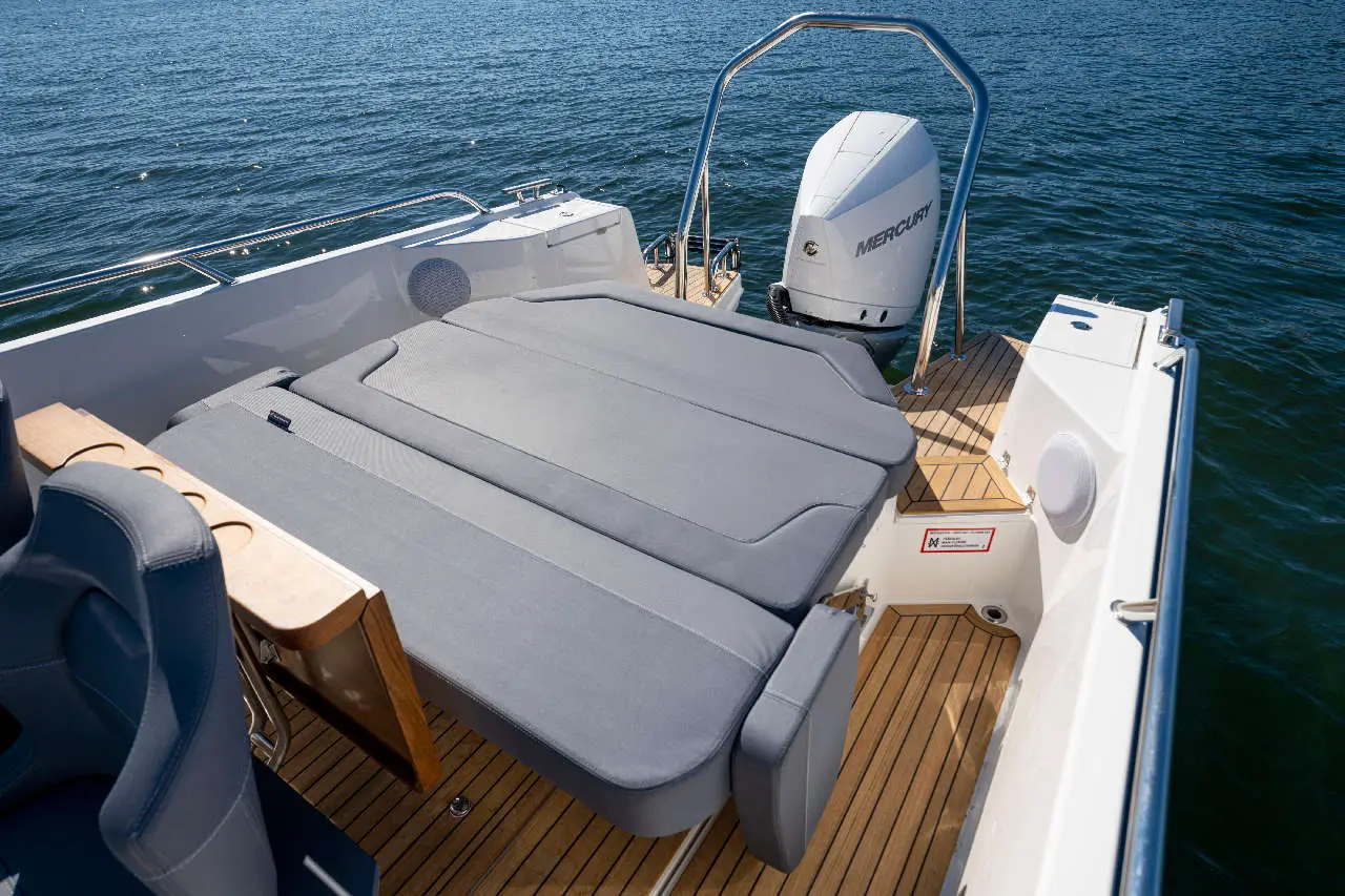 Nimbus Tender 8 Interior image 13