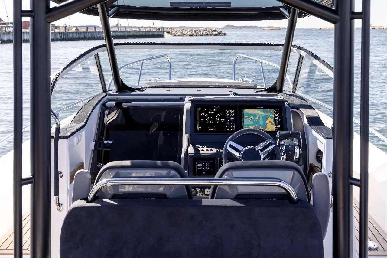 Nimbus Tender 9 Interior image 12