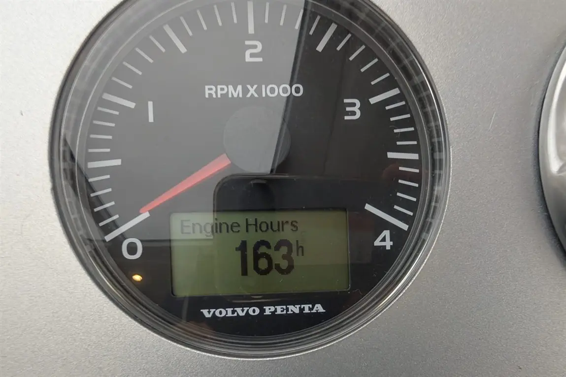 RPM gauge displaying "Engine Hours: 163h" with the brand name "Volvo Penta"; needle pointing below 1.