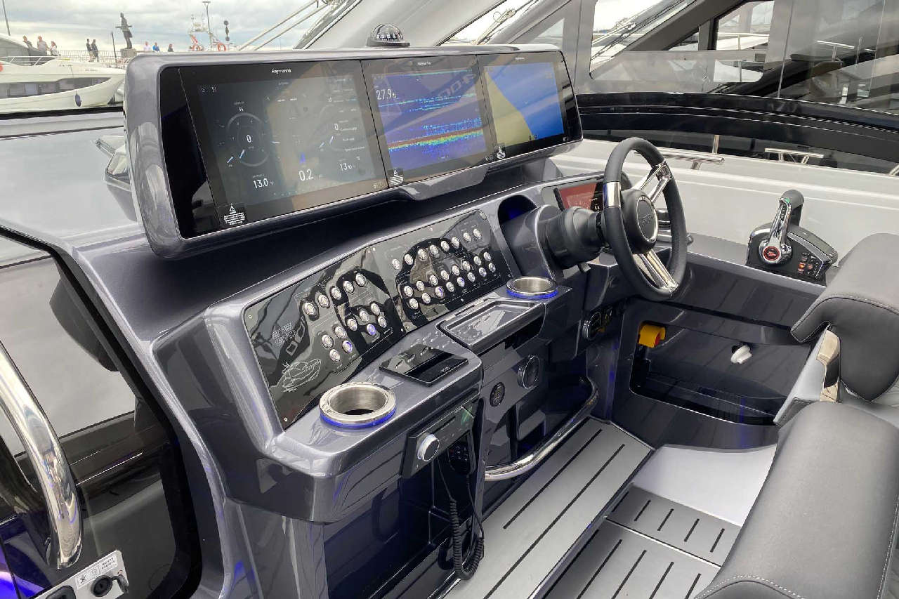 Galeon 375 GTO Cockpit image 1