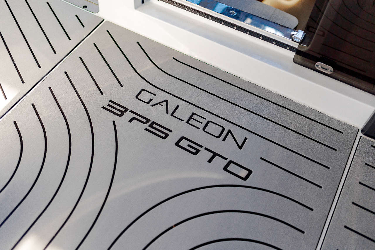Galeon 375 GTO Cockpit image 22